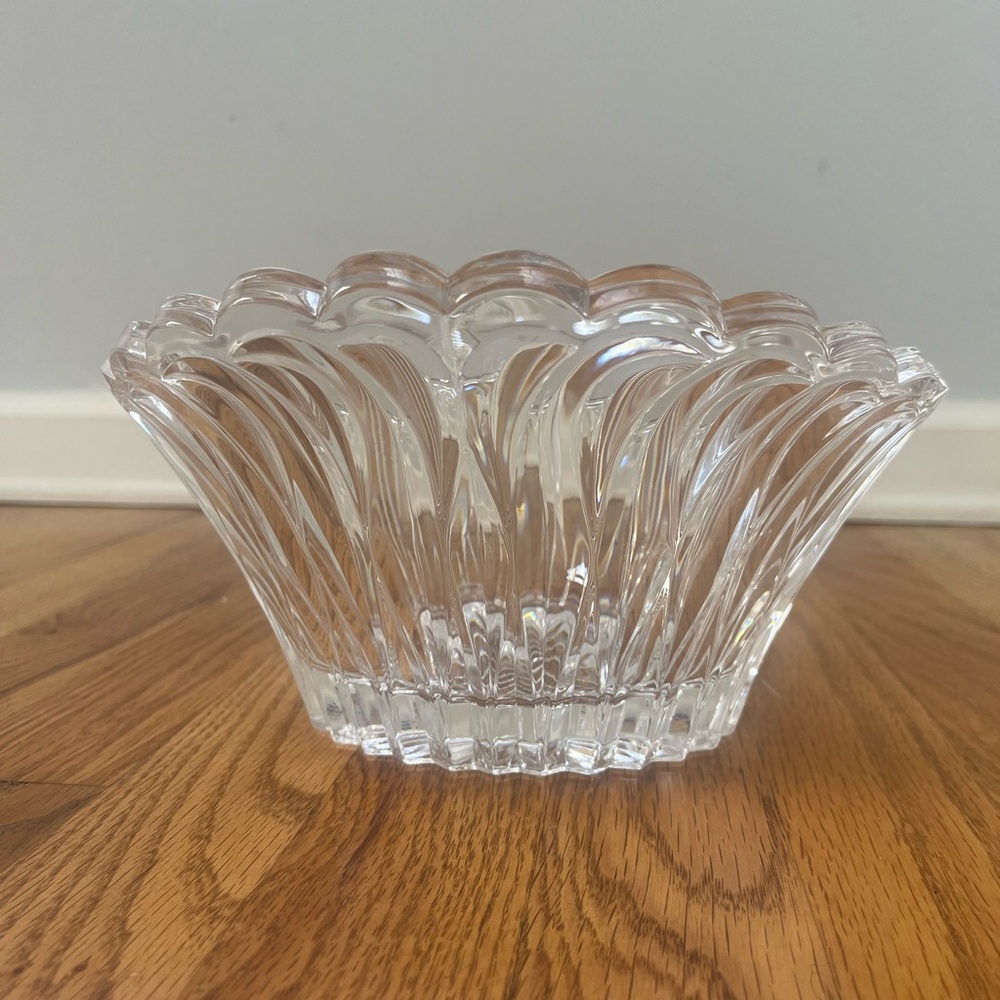 Cristal D’arques France 24% lead crystal 9” fruit bowl scalloped centerpiece